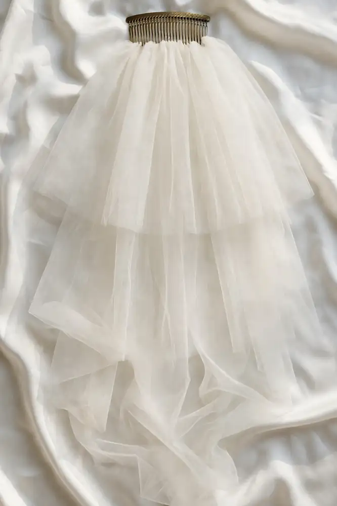 Double-tier blusher bridal veil with two tulle layers on white silk